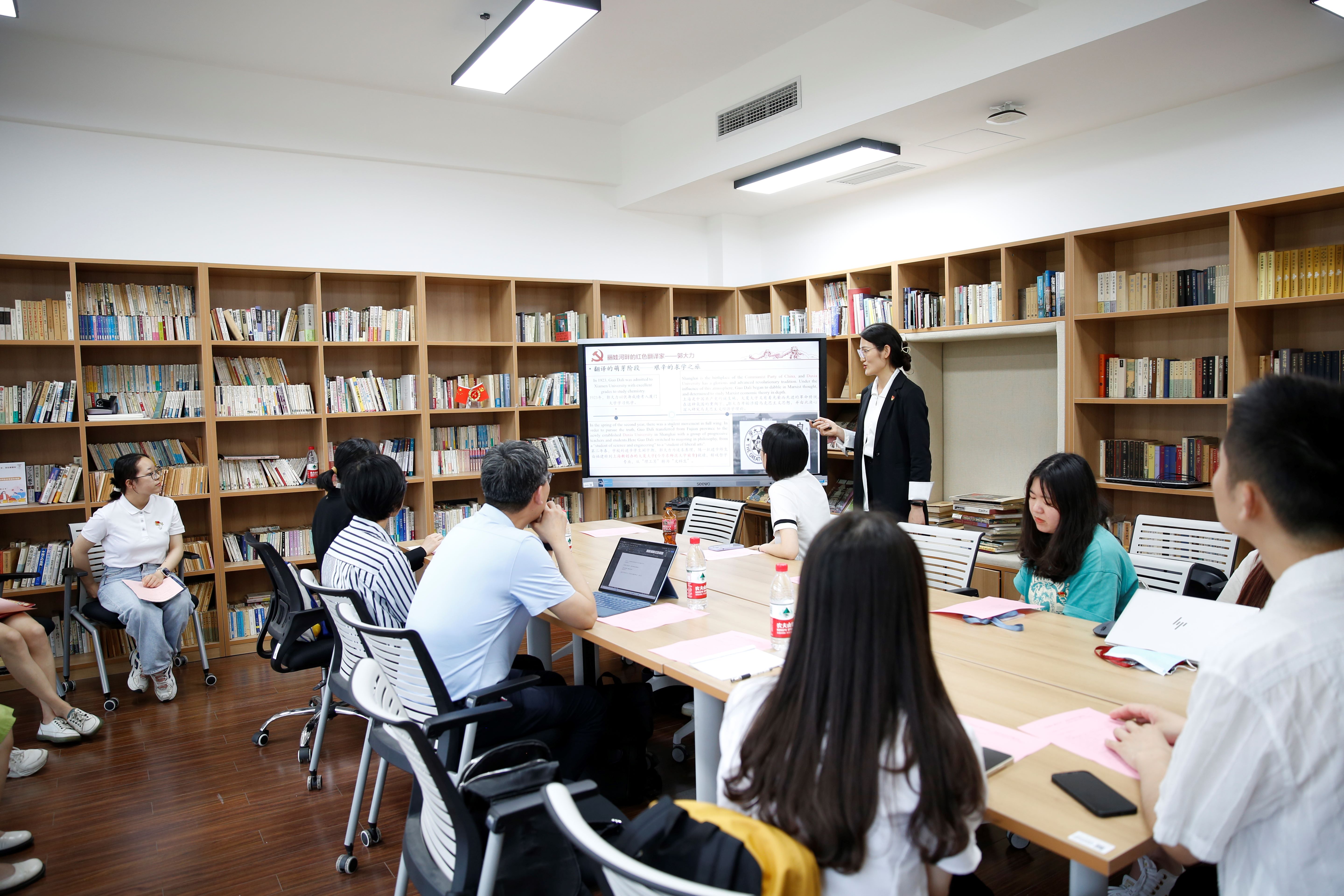 5.支部开展“风范垂世 继往开来:丽娃河畔的红色翻译家”主题党日.JPG 5.支部开展“风范垂世 继往开来:丽娃河畔的红色翻译家”主题党日.JPG